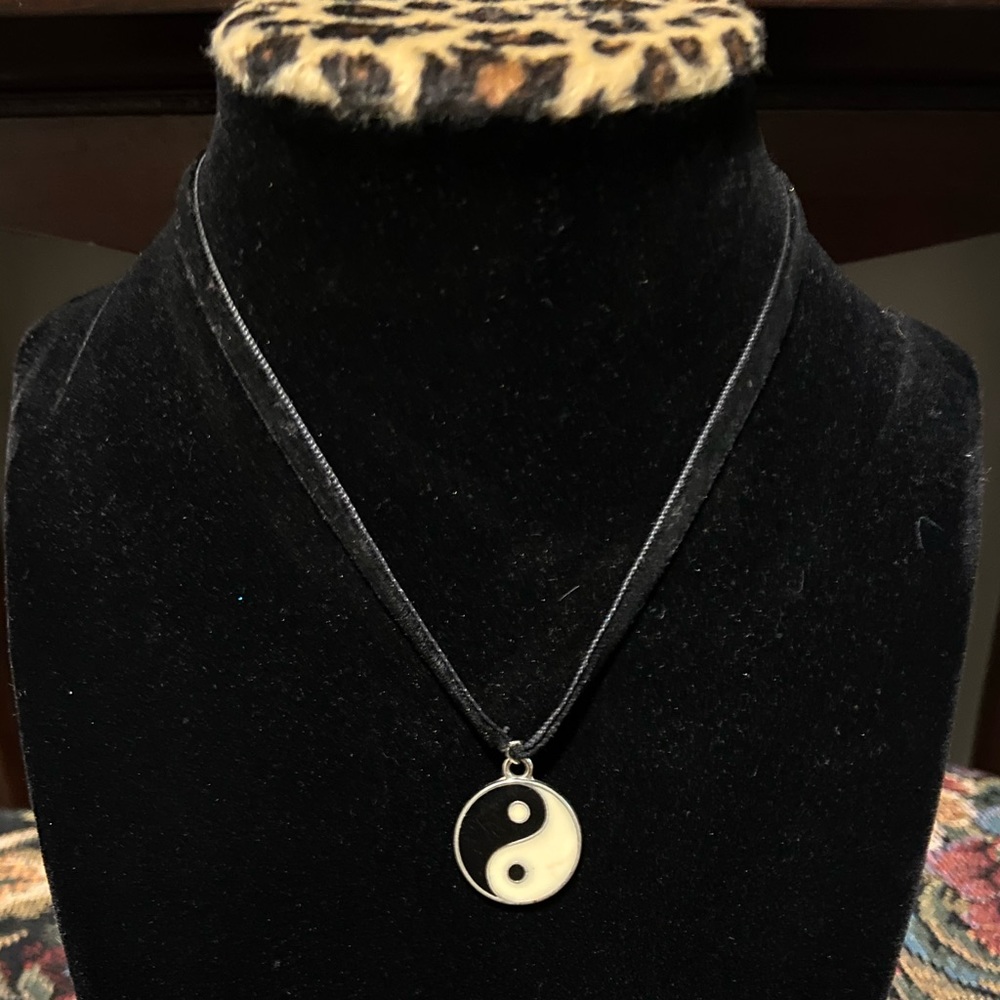 Yin yang choker